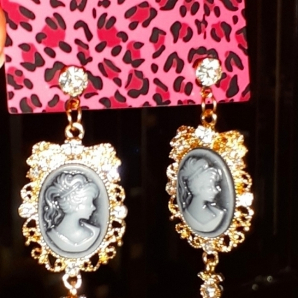 NWOT: CAMEO Earrings 1¾"
